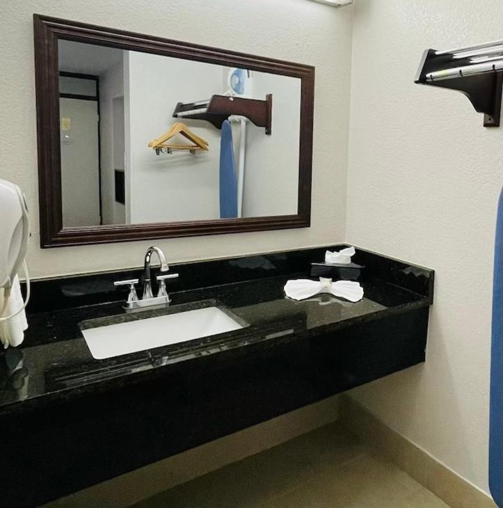 Days Inn By Wyndham Irving Grapevine Dfw Airport North Extérieur photo